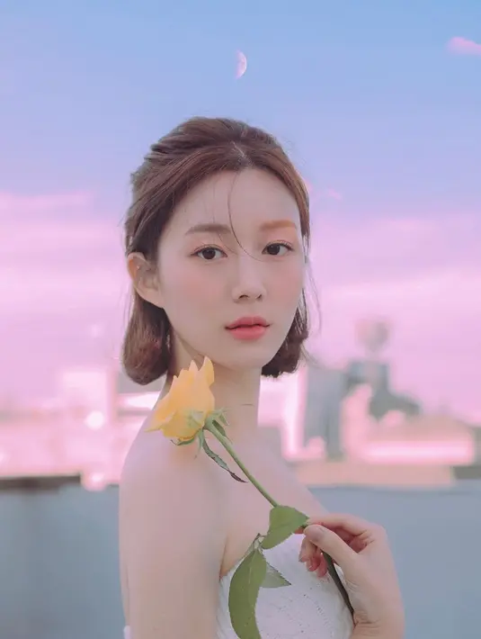 Half up hairstyle membuat Lee Da In terlihat semakin menawan. [@xx_dain].