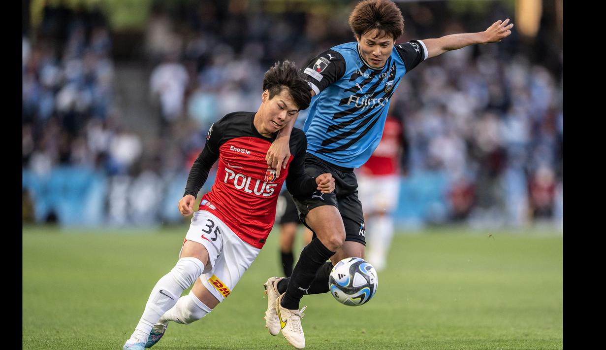 Jumpei Hayakawa (kiri) baru menjalani debutnya di ajang liga alias Meiji Yasuda J1 League pada 23 April 2023, ketika masuk sebagai pengganti Takahiro Sekine pada menit ke-80 kala Urawa Red Diamonds bermain imbang 1-1 lawan Kawasaki Frontale. (AFP/Yuichi Yamazaki)