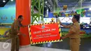 Dinas Pelayanan Pajak DKI memasang stiker penunggak pajak di wahana bermain anak di pusat perbelanjaan di kawasan Senayan, Jakarta, Senin (5/9). Pemasangan stiker dilakukan lantaran wajib pajak tempat usaha itu menunggak pajak. (Liputan6.com/Angga Yuniar)