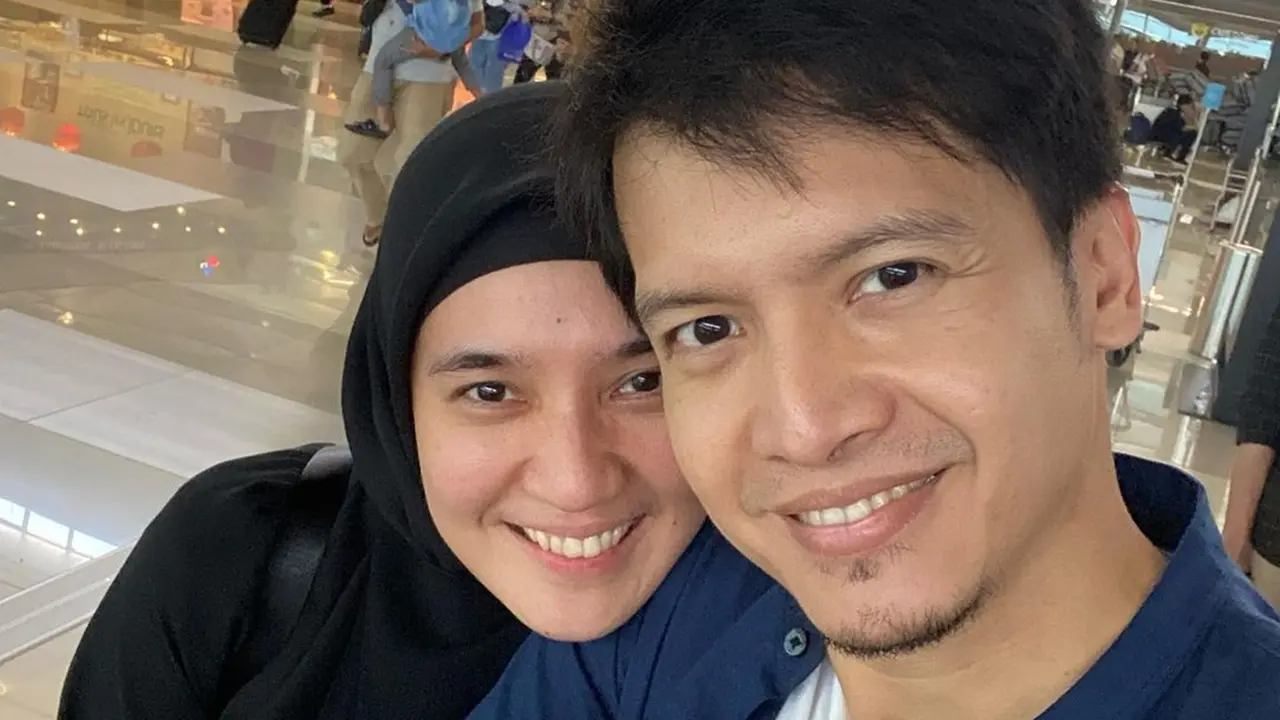 Momen Manis Dimas Seto Antar Dhini Aminarti Berangkat Umrah, Selalu Menemani