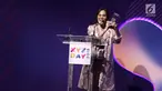 Musisi Sherly Sheinafia memegang piala saat menerima penghargaan best creator for music saat acara XYZ Day 2018 di The Hall Senayan City, Jakarta, Rabu (25/4). Sherly mendapatkan penghargaan lewat lagu berjudul Sweet Talk. (Liputan6.com/Herman Zakharia)