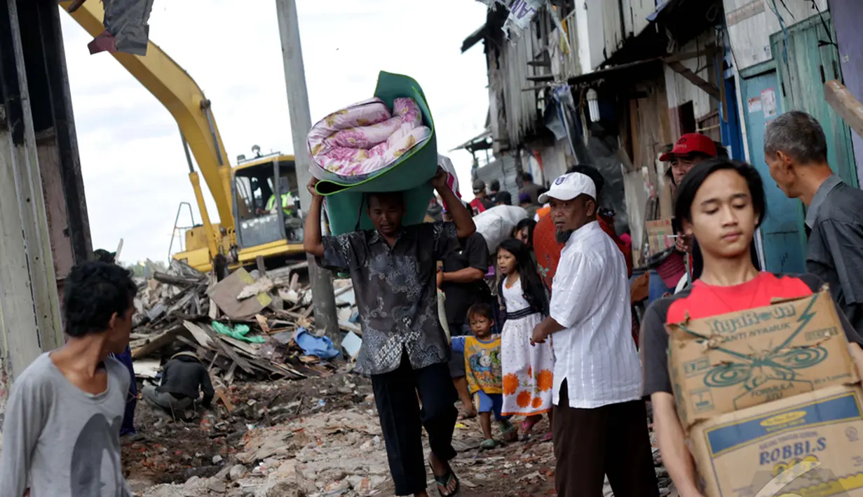 Warga saat mengevakuasi barang-barang milik mereka saat penggusuran pemukiman di pinggir Waduk Pluit, Penjaringan, Jakarta, Minggu (11/1/2015). (Liputan6.com/Faizal Fanani)