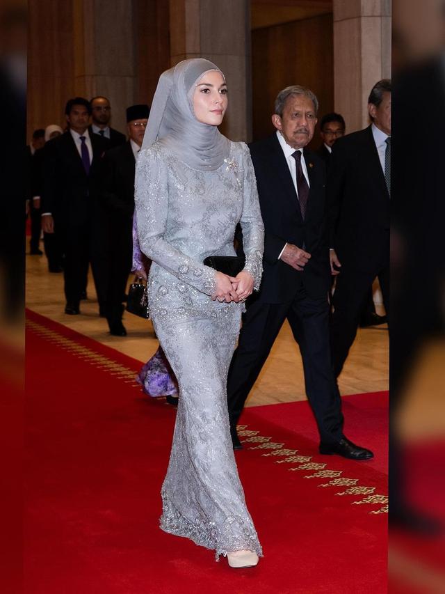 6 Gaya Anisha Rosnah yang Semakin Santun dalam Balutan Baju Kurung dan Hijab setelah Menikah dengan Pangeran Mateen