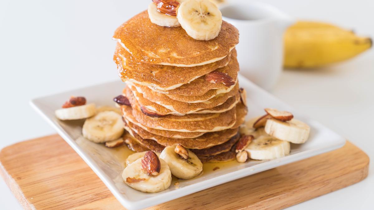 Pancake pisang lembut dengan topping madu dan buah segar