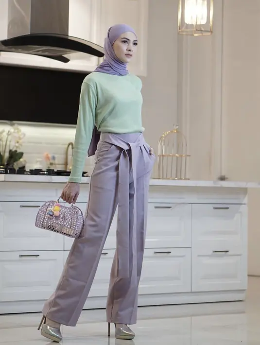 Perempuan berusia 34 tahun ini juga tampil santai dengan atasan hijau mint dipadukan kerudung dan celana ungunya. @donitabhubiy