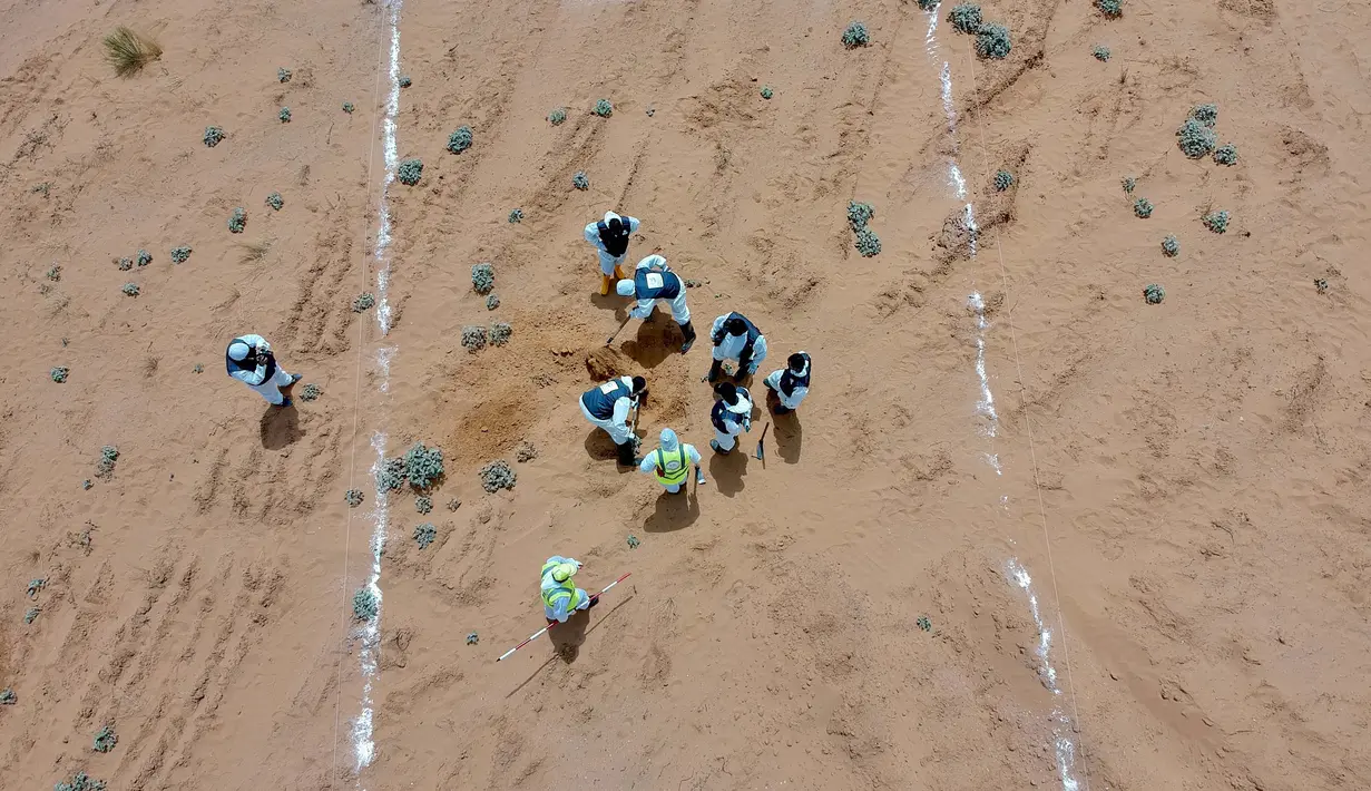 Foto dari udara memperlihatkan tim pakar bekerja di lokasi kuburan massal di Kota Tarhuna, Libya, Selasa (23/6/2020). Direktur Departemen Pencarian Jasad Lutfi Al-Misurati mengatakan 10 jasad tak dikenal ditemukan di kuburan massal Kota Tarhuna. (Xinhua/Hamza Turkia)