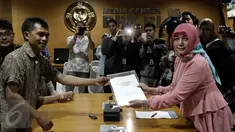 Aktivis Koalisi Selamatkan BPK menyerahkan laporan di gedung BPK RI, Jakarta, Selasa (26/4). Laporan tersebut mengenai dugaan pelanggaran kode etik oleh Ketua BPK RI Harry Azhar Aziz terkait skandal Panama Papers. (Liputan6.com/Johan Tallo)