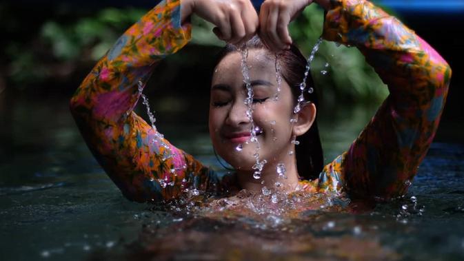 berkebaya, nafa urbach sempatkan mandi di mata air ndas gending