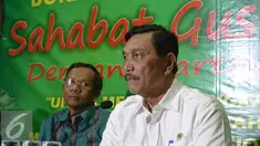 Menko Polhukam Luhut Panjaitan (kanan) memberikan kepada wartawan saat Buka Puasa Sahabat Gus Dur, Jakarta, Rabu (22/6). Luhut akan mengupayakan agar pemberian gelar pahlawan untuk Gus Dur dapat dilakukan dalam tahun ini.(Liputan6.com/Faizal Fanani)