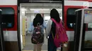 Warga menaiki moda transportasi kereta ringan atau light rail transit (LRT) saat berlangsung uji coba di Jakarta, Selasa (11/6/2019). Manajemen PT LRT Jakarta menetapkan kuota 5.000 penumpang per hari untuk uji coba publik. (merdeka.com/Imam Buhori)