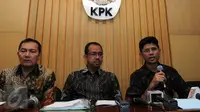 Wakil Ketua KPK Laode Muhammad Syarif (kanan) memberikan keterangan pers mengenai Sinergi Direktorat Jenderal Bea dan Cukai dan KPK di Gedung KPK, Jakarta, (29/1). (Liputan6.com/Helmi Afandi)