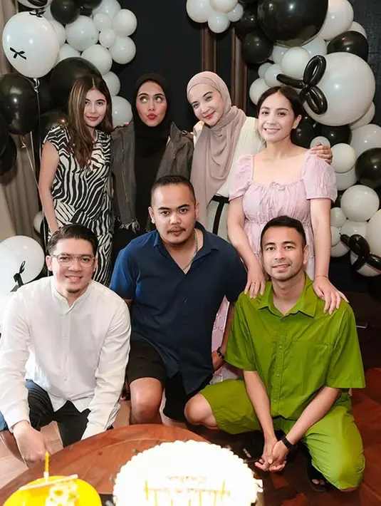 Persahabatan Raffi-Nagita dengan Zaskia dan Irwansyah telah terjalin lama, terlihat dari kehangatan interaksi di momen tersebut. Nagita juga dikenal sebagai salah satu teman dekat Zaskia yang sering berada dalam lingkaran pertemanan yang sama. Kehadiran para sahabat membuat perayaan ulang tahun ini terasa semakin spesial dan penuh keakraban. (Liputan6.com/IG/@zaskiasungkar15)