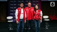 Legenda sepak bola Inggris Michael Owen (tengah) bersama CEO Vidio.com Sutanto Hartono (kiri), dan Managing Director Vidio.com Monika Rudijono (kanan) saat menyampaikan keterangan pers di Jakarta, Sabtu (20/8/2022). Keterangan pers ini berkaitan dengan agenda Michael Owen di Jakarta, salah satunya menjadi komentator ahli pada laga sepak bola antara Manchester United vs Liverpool di Liga Inggris 2022/2023 yang akan disiarkan langsung di Vidio.com. (Liputan6.com/Johan Tallo)