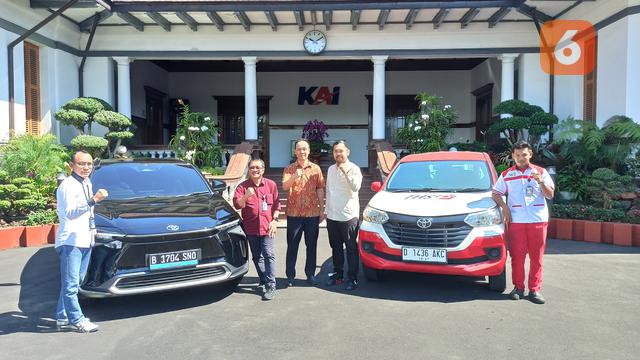 PT KAI menyewa 9 unit mobil listrik Toyota bZ4X (Amal/Liputan6.com)