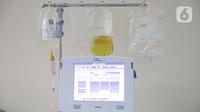 Pasien sembuh COVID-19 mendonorkan plasma darahnya di Unit Donor Darah (UDD) PMI DKI Jakarta, Rabu (23/6/2021). PMI DKI Jakarta mengajak para penyintas yang sembuh mendonorkan plasma darah konvalesen untuk membantu pasien COVID-19 yang dalam perawatan. (Liputan6.com/Faizal Fanani)