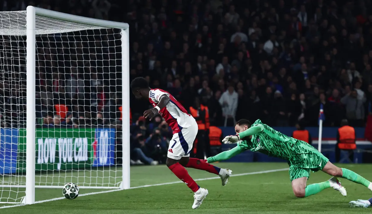 Arsenal sempat menipiskan jarak ketinggalan gol lewat aksi Bukayo Saka pada menit ke-76. (Thibaud MORITZ/AFP)