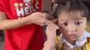 Sambil rambutnya dikunciri sang ibunda, Thania Putri Onsu asyik menggambar alisnya dengan pensil khusus. (Foto: Instagram/@sarwendah29)