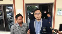 Orangtua Korban Bullying (Kiri) Bersama Kuasa Hukum di Polresta Serkot. (Senin, 29/07/2024). (Yandhi Deslatama/Liputan6.com).