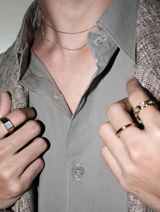 Pemilihan warna kemeja dan jas yang senada mempengaruhi hasil akhir penampilan aktor multitalenta ini. Aksesoris sejumlah cincin dan kalung terlihat menekankan gaya rapper yang kece.(Liputan6.com/IG/@jourdy.pranata)