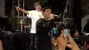 Penyanyi Denny Caknan saat memeriahkan acara ulang tahun Diksa. Suasana begitu ramai seperti menyaksikan sebuah konser musik. [Instagram/showimah]