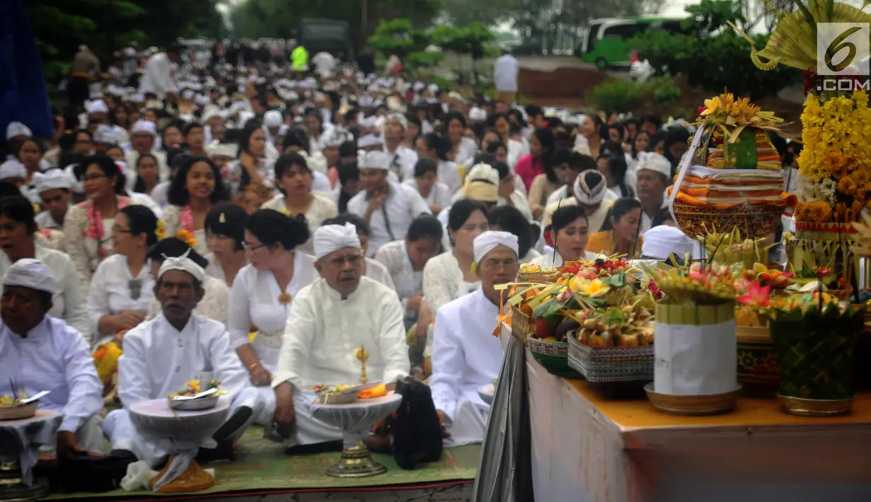 Suasana saat ribuan umat Hindu melaksanakan ritual Melasti di Kawasan Pantai Marina, Semarang, Jawa Tengah, Minggu (11/3). Ritual dilakukan ini untuk menyambut Hari Raya Nyepi. (Liputan6.com/Gholib)