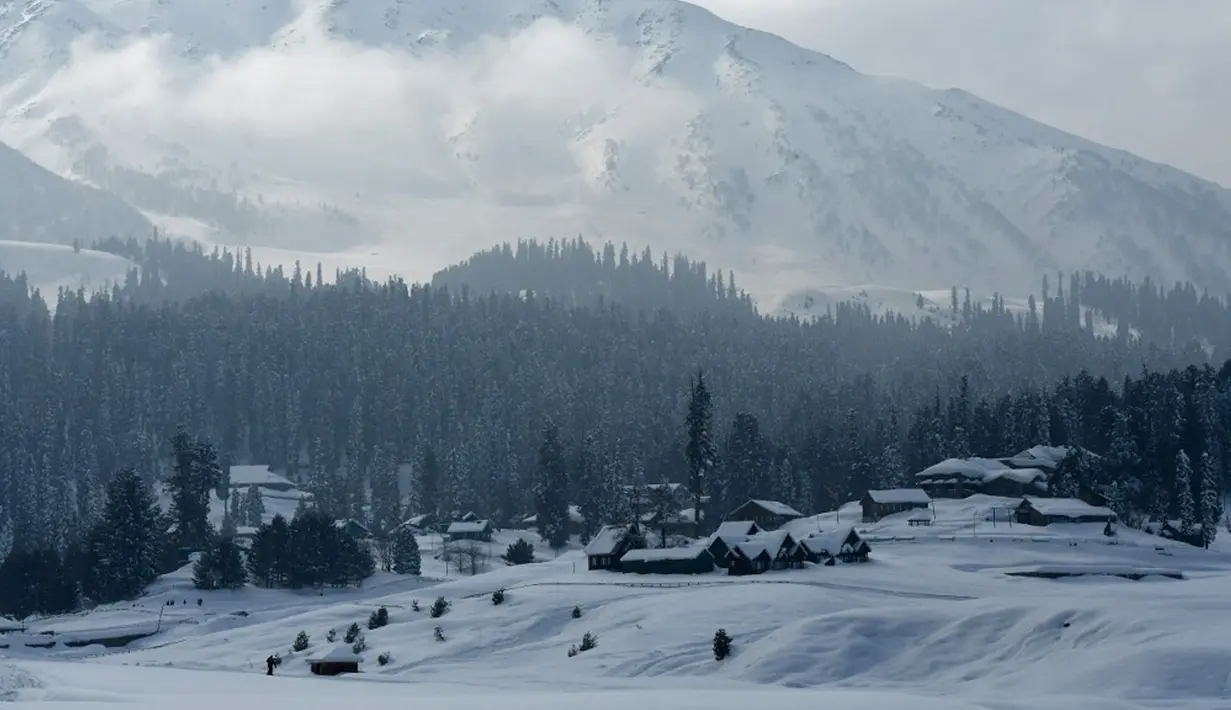 Suasana saat para wisatawan mengunjungi resor ski di Gulmarg, sekitar 55 km utara Srinagar, Jammu dan Kashmir, India, 25 Januari 2021. Kendati Jammu dan Kashmir adalah area konflik yang menjadi sengketa tiga negara, India, Pakistan, dan Tiongkok, kenyataannya Gulmarg aman saja. (Tauseef MUSTAFA/AFP)