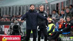 Pelatih Como, Cesc Fabregas, memprotes wasit saat melawan AC Milan pada laga Liga Italia di Stadion San Siro, Minggu (16/3/2025). (AP Photo/Antonio Calanni)