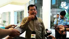 Saat ditanya perihal rencana Kapolri Jenderal Polisi Tito Karnavian untuk pensiun dini, Wakil Presiden Jusuf Kalla sempat tertawa. 