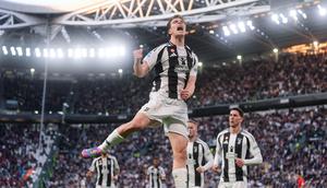 Pemain Juventus, Kenan Yildiz, melakukan selebrasi setelah mencetak gol ke gawang Genoa, pada laga Liga Italia, di Allianz Stadium, Turin, Minggu (30/3/2025) dini hari WIB. (Fabio Ferrari/LaPresse via AP)