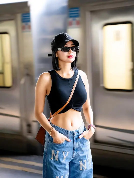 Wika Salim dengan baju croptop [Instagram/wikasalim]