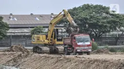 Petugas SDSDA mengerjakan pembangunan Waduk Belibis, Jakarta Utara, Rabu (13/10/2021).Waduk ini berfungsi sebagai kolam retensi untuk menampung aliran Kali Gubuk Genteng dan Kali Progo di tiga wilayah yakni, Pegangsaan Dua, Semper Barat dan Sukapura. (merdeka.com/Iqbal S. Nugroho)