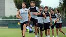 Mantan Kapten Liverpool dan Timnas Inggris, Steven Gerrard, mengikuti sesi latihan perdana LA Galaxy di Carson, California, AS. Rabu (8/7/2015) pagi WIB. (AFP PHOTO/Frederic J. Brown)
