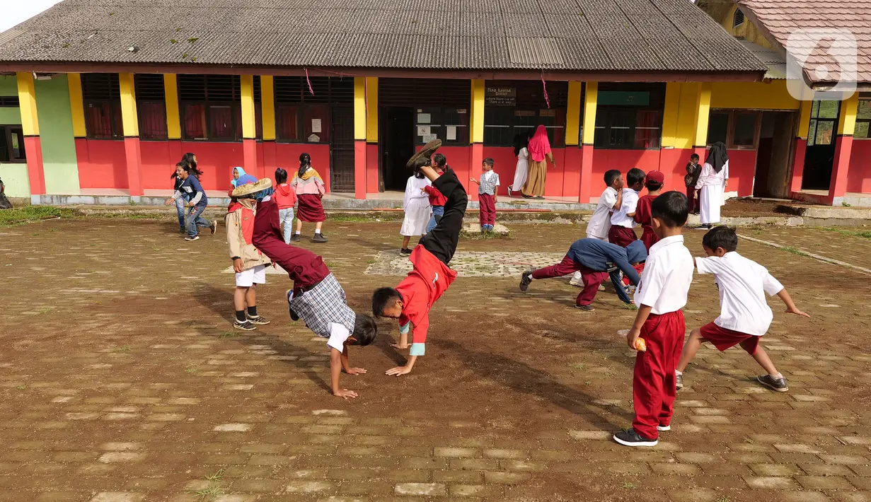 Aktivitas murid-murid di SDN Cikoneng, Cisarua, Kabupaten Bogor, Selasa (30/3/2021). SDN Cikoneng telah melaksanakan kegiatan belajar mengajar (KBM) secara tatap muka sejak Juli 2020 lalu karena belajar dengan sistem daring sehingga dinilai tidak efektif. (Liputan6.com/Herman Zakharia)