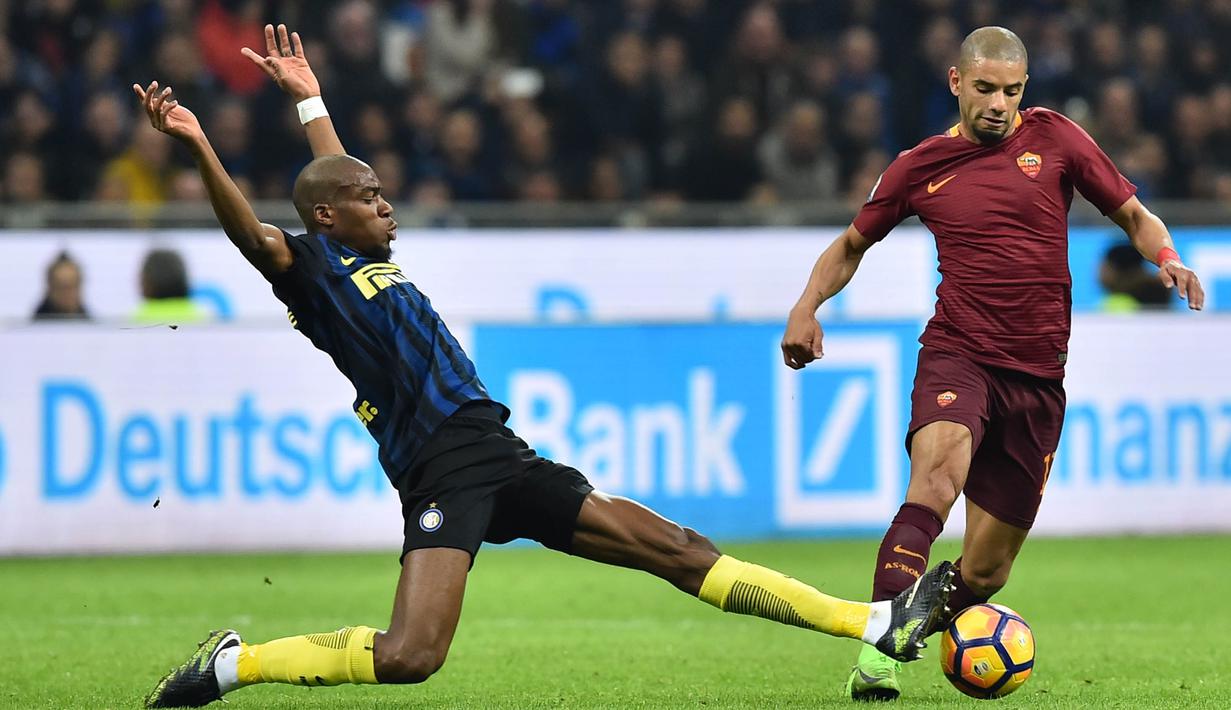 Bek AS Roma, Bruno Peres, menghindari tekel gelandang Inter Milan, Geoffrey Kondogbia. Meski kalah Inter memiliki 11 kali kesempatan untuk mencetak gol, sementara AS Roma hanya lima kali. (AFP/Giuseppe Cacace)