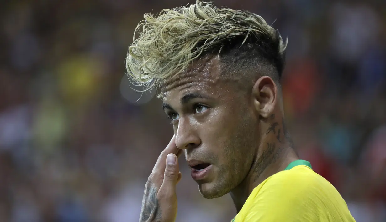 Striker Brasil, Neymar, tampil dengan rambut baru saat melawan Swiss pada laga Grup E Piala Dunia di Rostov Arena, Rostov-on-Don, Minggu (17/6/2018). Kedua negara bermain imbang 1-1. (AP/Themba Hadebe)