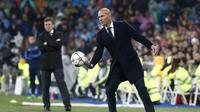 Pelatih Real Madrid, Zinedine Zidane (kanan) memberikan instruksi dari pinggir lapangan saat anak asuhnya bersua Wolfsburg, pada Leg 2 Babak Perempat Final Liga Champions 2015-2016, di Stadion Santiago Bernabeu, Rabu (13/4/2016) dini hari WIB.  (Reuters/J