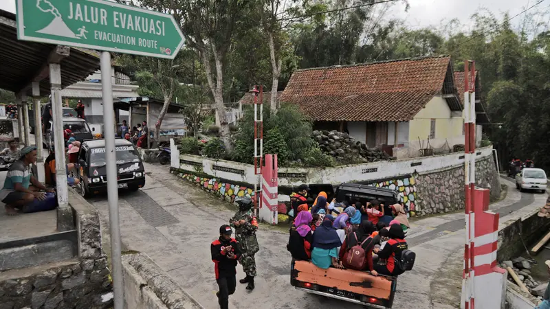 Evakuasi Warga Lereng Merapi