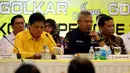 Ketua Umum Partai Golkar Airlangga Hartarto bersama Ketua KPU Arief Budiman  saat Verifikasi Faktual Partai Politik Tingkat Pusat Pasca Putusan MK di DPP Golkar, Jakarta, Senin (29/1). (Liputan6.com/JohanTallo)