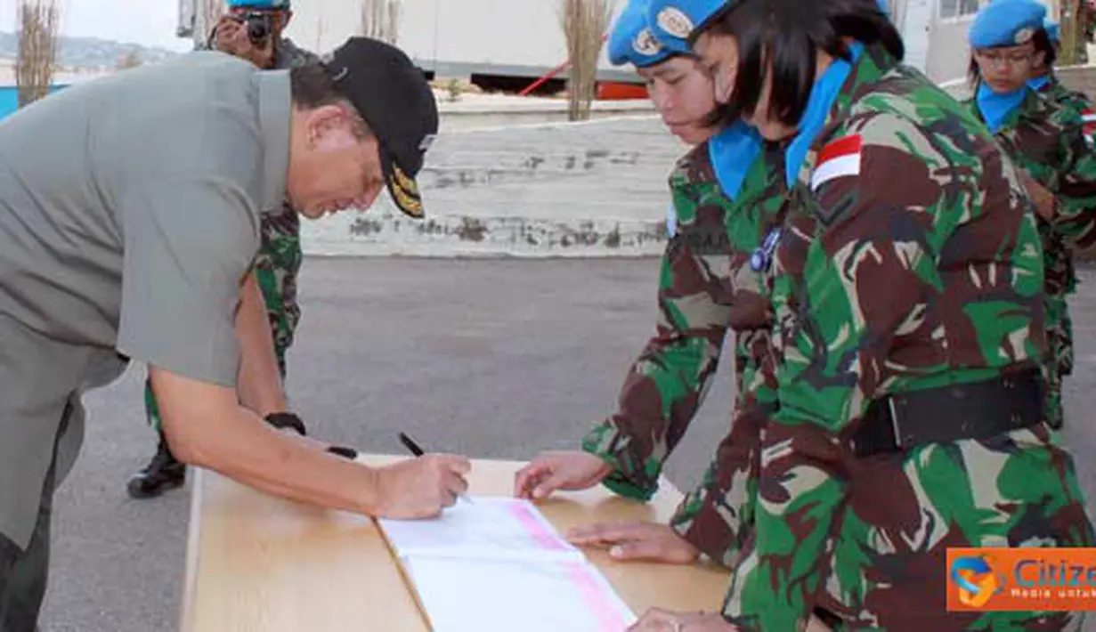 Citizen6, Lebanon: Wamenhan RI, Letjen TNI (Purn) Sjafrie Sjamsoeddin beserta Ibu Etty Sjafrie Samsoeddin melakukan kunjungan ke Markas Satgas Indonesian Battalion (Indobatt) di Adshit Al Qusayr UN POSN 7-1, Lebanon selatan, Kamis (7/4). (Pengirim: Badar)