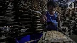 Pekerja tengah memproduksi oncom di industri rumahan kawasan Jakarta, Jumat (17/5/2024). (Liputan6/Angga Yuniar)