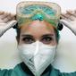 Seorang perawat mengenakan alat pelindung diri (APD) sebelum memasuki ruang perawatan COVID-19 di Rumah Sakit Santo Spirito, Roma, Italia (12/4/2020). Hari Perawat Internasional diperingati di seluruh dunia pada 12 Mei atau bertepatan dengan hari lahir Florence Nightingale.  (Xinhua/Alberto Lingria)