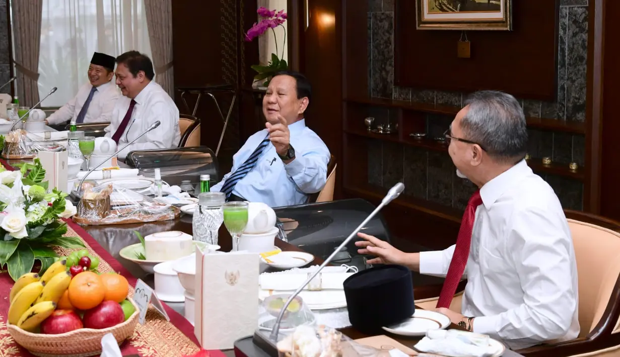 Ketua Umum Partai Amanat Nasional Zulkifli Hasan berbincang dengan Ketua Umum Partai Gerindra Prabowo Subianto di Istana Kepresidenan Jakarta, Rabu, 15 Juni 2022. Presiden Jokowi akan melantik sejumlah menteri dan wakil menteri pada Kabinet Indonesia Maju sisa masa jabatan 2019-2024. (Foto: Sekretariat Presiden)