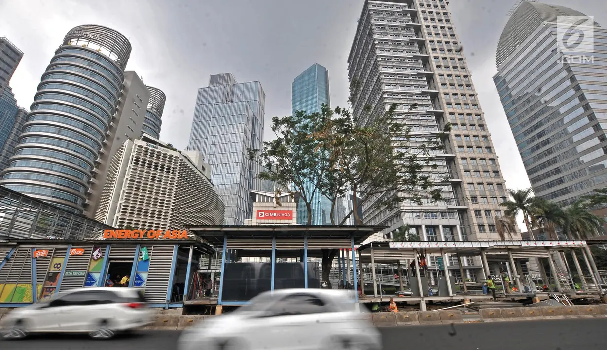 Kendaraan melintasi Halte Bus Transjakarta Gelora Bung Karno (GBK) di Jalan Jenderal Sudirman, Jakarta, Selasa (24/7). Perluasan untuk memberi kenyamanan kepada masyarakat yang beralih ke Transjakarta. (Liputan6.com/Faizal Fanani)
