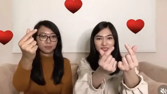 Gaya Fashion  Isyana Sarasvati Bersama sang Kakak, credit: @rarasekar