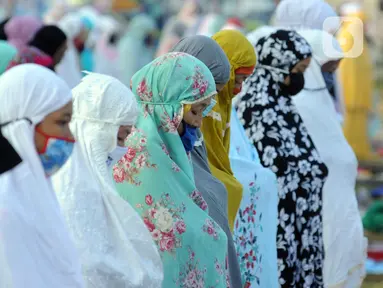 Warga mengenakan masker saat melaksanakan salat Idul Adha di Lapangan Perumahan Sawangan Permai, Depok, Jawa Barat, Jumat (31/7/2020). Hari ini, seluruh umat muslim di dunia merayakan Idul Adha 1441 H yang dilanjutkan dengan pemotongan hewan kurban. (merdeka.com/Arie Basuki)