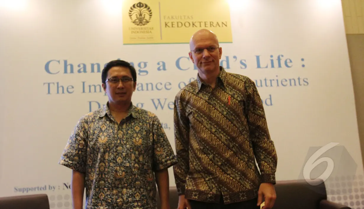 Tim Kedokteran UI, Trevino A Pakasi (kiri) dan Staf Ahli Nestle Research Center, Dr Jorg Spieldenner usai diskusi pentingnya mikronutrien bagi bayi di Jakarta, Senin (11/5/2015). (Liputan6.com/Herman Zakharia) 