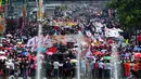 Lautan manusia larut dalam kegembiraan menyambut Presiden baru Indonesia yang ke-7, Jakarta Pusat, Senin (20/10/2014) (Liputan6.com/Johan Tallo)