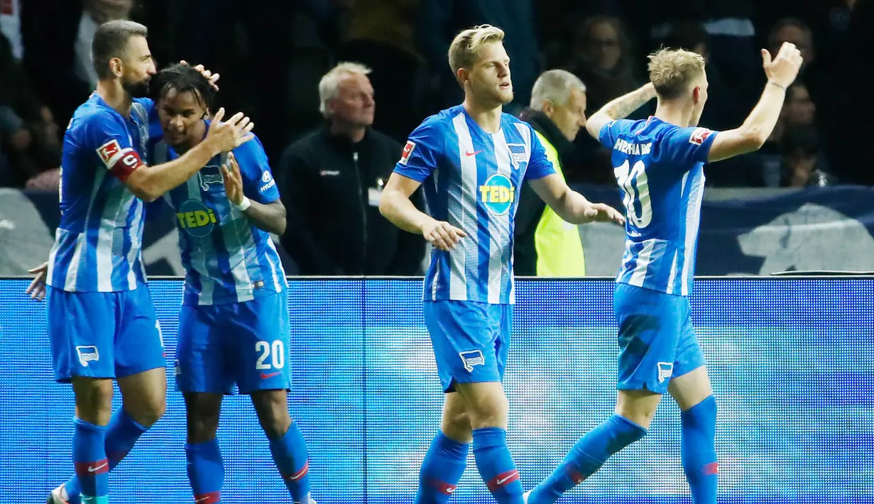 Para pemain Hertha Berlin merayakan gol yang dicetak oleh Ondrej Duda ke gawang Bayern Munich pada laga Bundesliga di Olympiastadion, Berlin, Sabtu (29/8/2018). Hertha Berlin menang 2-0 atas Bayern Munich. (AFP/Odd Andersen)