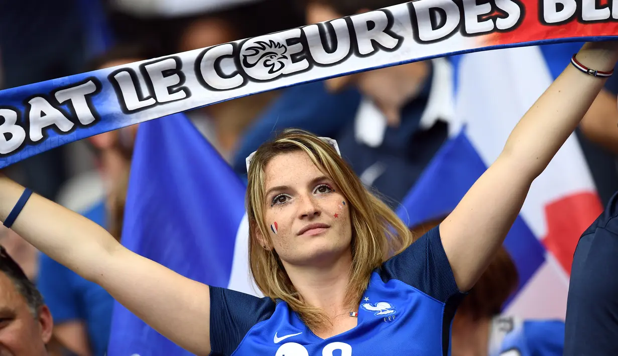 Si cantik dari Prancis ini mendukung tim tuan rumah dalam laga pembuka di Stade de France, Saint-Denis, (10/6/2016). (AFP/Franck Fife)