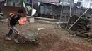 Pekerja Dinas Sumber Daya Air Jaksel memperbaiki turap di tepi Ruang Publik Terpadu Ramah Anak (RPTRA) Tiga Durian, Jakarta, Kamis, (22/2). Perbaikan dilakukan usai longsor pekan lalu, Kamis (15/2). (Liputan6.com/Immanuel Antonius)